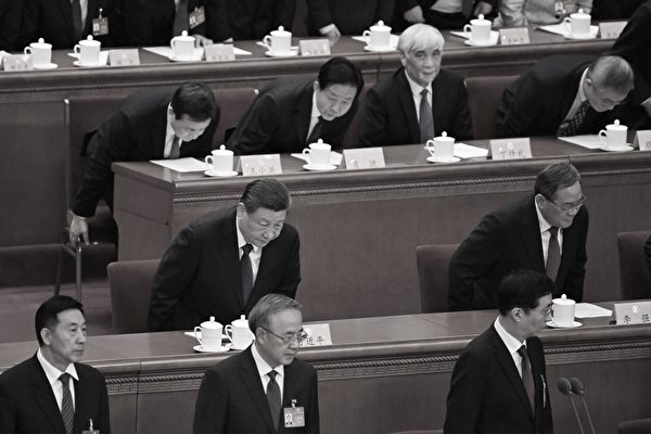 시진핑(가운데 줄 왼쪽) 중국공산당 총서기와 리창(가운데 줄 오른쪽) 국무원 총리가 지난 3월 10일 베이징 인민대회당에서 열린 중국 공산당 전국인민정치협상회의(정협) 폐회식에서 자리에 앉고 있다. | GREG BAKER/AFP via Getty Images/연합
