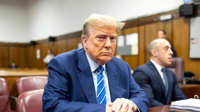 도널드 트럼프 전 미국 대통령이 16일 회계 장부 조작 혐의에 관한 형사재판 둘째날 법정에 앉아 있다. | Justin Lane-Pool/Getty Images