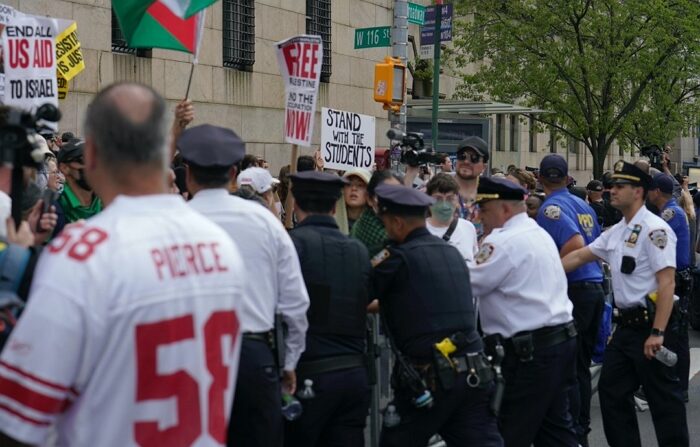 2024년 4월 29일(현지 시각), 미국 뉴욕에 있는 컬럼비아대 외부에 설치된 바리케이드를 경찰이 통제하고 있다. | Enrico Trigoso/The Epoch Times