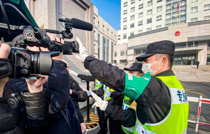 2020년 12월 28일, 중국 상하이 푸둥(浦東)신구 인민법원에서 시민기자 장잔(張展)에 대한 재판이 열리는 가운데 한 경찰이 기자들의 촬영을 막고 있다. | Leo Ramirez/AFP via Getty Images/연합뉴스
