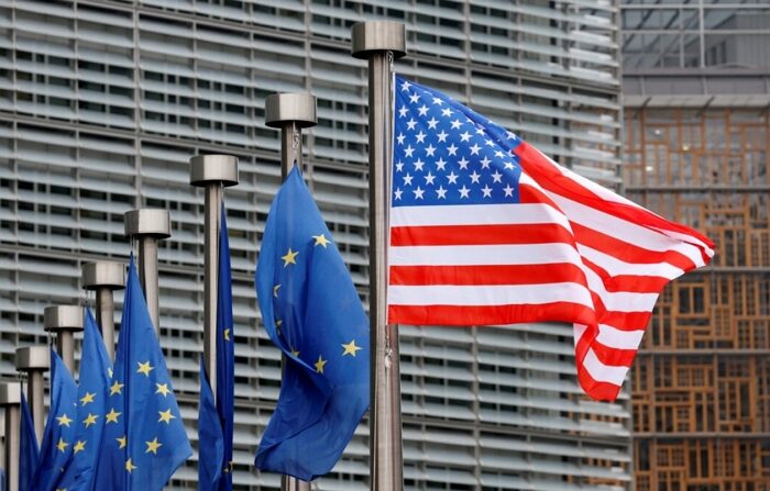 벨기에 브뤼셀에 있는 유럽연합(EU) 집행위원회 본부 앞에 미국 국기와 EU 깃발이 걸려 있는 모습 | Francois Lenoir/Reuters/연합뉴스