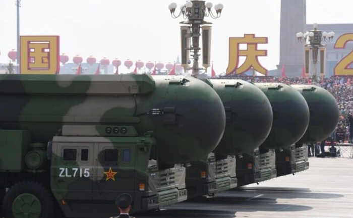 2019년 10월 1일, 중국 베이징 톈안먼 광장에서 열린 열병식에서 중국의 대륙간탄도미사일(ICBM)인 'DF-41'이 도열해 있다. | Greg Baker/AFP via Getty Images/연합뉴스
