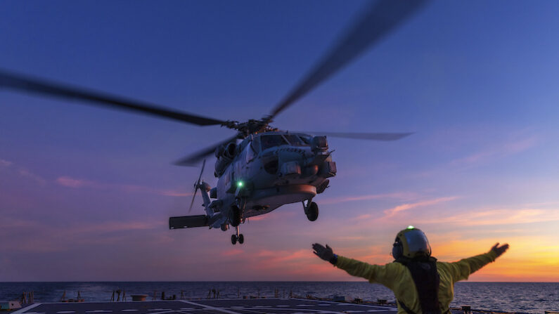 호주 해군 소속 시호크 헬리콥터가 HMAS 호바트호 갑판에 착륙하고 있다. 2024.5.7 | 자료사진=AP/연합뉴스

