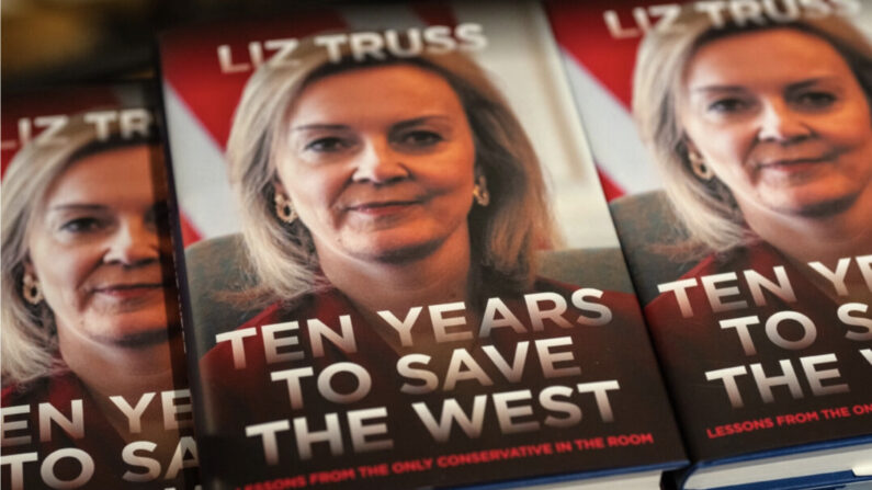 영국 런던의 한 서점에 리즈 트러스 전 영국 총리가 쓴 '서방세계를 구할 시간은 10년(Ten Years To Save The West)'이 진열돼 있다. 2024.4.16 | Carl Court/Getty Images