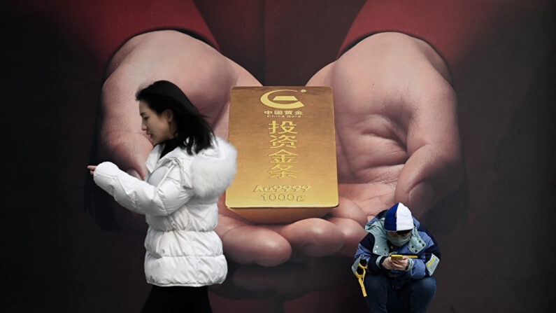 중국 베이징의 한 거리에 금 거래 홍보 광고 포스터가 붙어 있다. 2024.2.27 |  WANG Zhao/AFP 