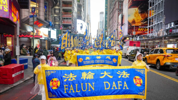 뉴욕서 ‘세계 파룬따파의 날’ 기념 퍼레이드, 공산주의 반대 목소리도