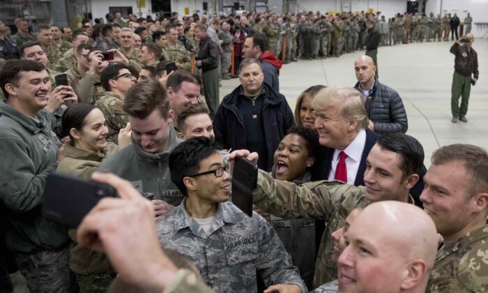 도널드 트럼프 대통령과 멜라니아 여사가 2018년 12월 27일 독일 람슈타인 공군기지에서 미군 장병들과 만나고 있다. | AP=연합뉴스
