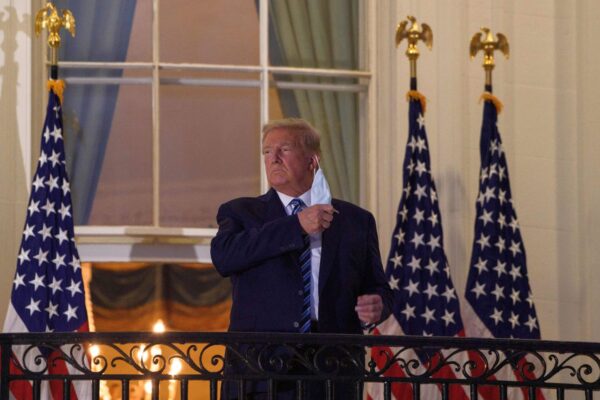 코로나19 치료를 받고 백악관으로 복귀한 도널드 트럼프 미국 대통령이 마스크를 벗고 있다. |  AFP=연합뉴스