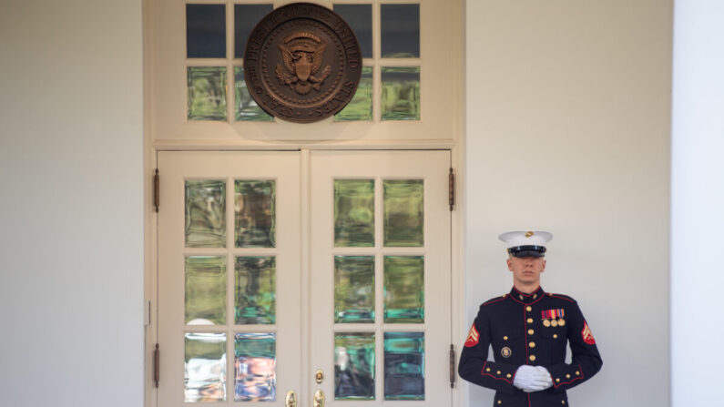 지난 7일(현지 시간) 워싱턴 백악관 웨스트윙 문 앞에는 해병대 초병이 경비를 섰다. 대통령이 집무실에 있다는 신호다. | AFP=연합뉴스