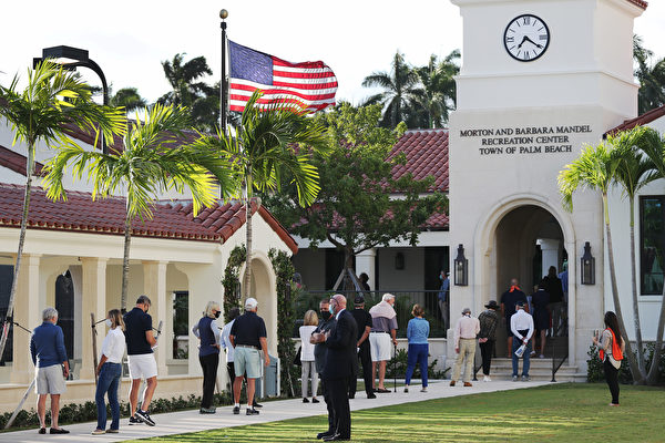 미국 대선이 진행된 3일 플로리다 팜비치의 한 투표소에서 유권자들이 투표하기 위해 줄을 서 있다. | Joe Raedle/Getty Images
