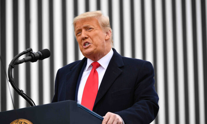도널드 트럼프 미국 대통령이 미국 텍사스 알라모의 국경 장벽 앞에서 연설하고 있다. 2021.1.12 | Mandel Ngan/AFP via Getty Images=연합 