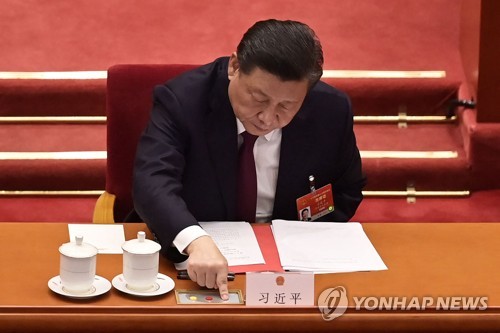 시진핑 주석이 11일 홍콩 선거제 관련 결의안에 투표하고 있다. [로이터=연합뉴스]