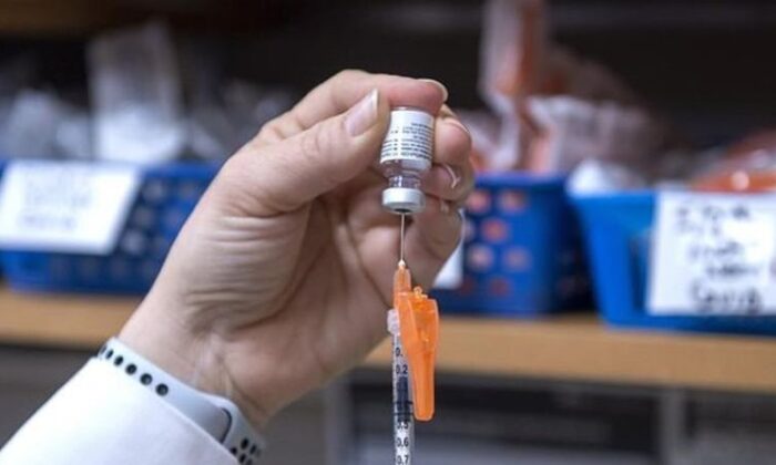 의료진이 화이자 코로나19 백신 접종을 준비하고 있다. | Andrew Vaughan/The Canadian Press 