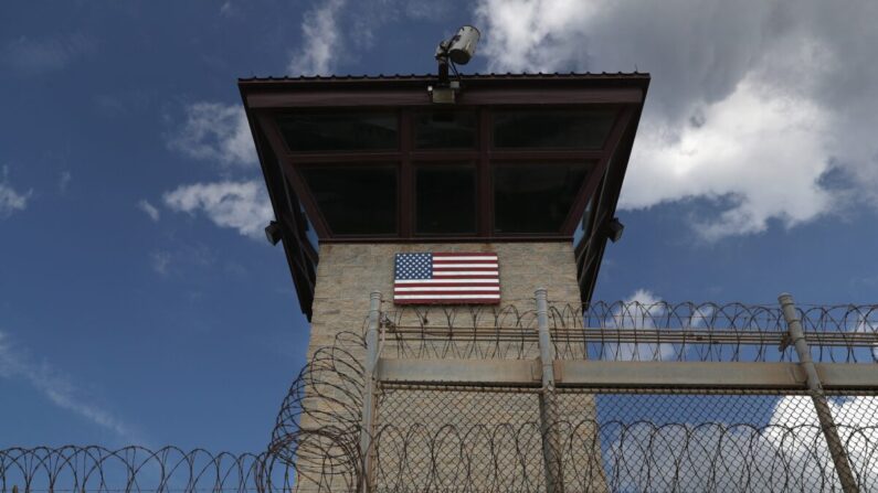 쿠바섬 남동부 관타나모만에 위치한 미군 관타나모 해군 기지 내 수용소 감시탑 | John Moore/Getty Images