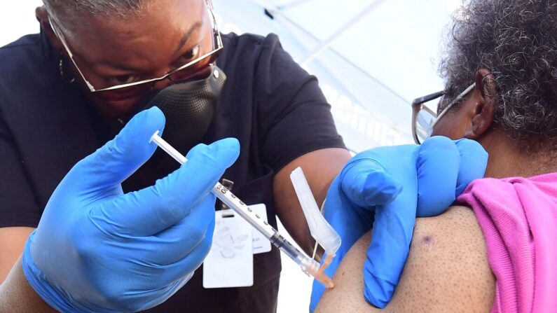 미국 캘리포니아주 로스앤젤레스의 한 접종소에서 화이자 코로나19 백신을 접종하고 있다.  2021.7.16 | Frederic J. Brown/AFP via Getty Images/연합