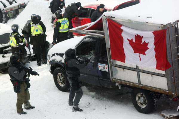 오타와 경찰이 트럭 시위대 해산을 위해 한 트럭의 운전석 창문을 부수고 안에 있던 운전사를 끌어내려 시도하고 있다. 2022.2.19 | Dave Chan/AFP via Getty Images/연합