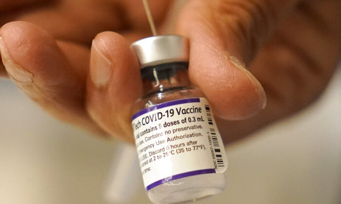 한 의료인이 화이자의 중공 바이러스 감염증(코로나19) 백신 주사를 준비하고 있다. | Steven Senne/AP/연합