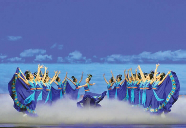 2009년 션윈예술단 프로그램 중 ‘신비한 불사조(The Mystical Phoenix)’에서 열연 중인 미셸 런(중앙). (SHEN YUN)