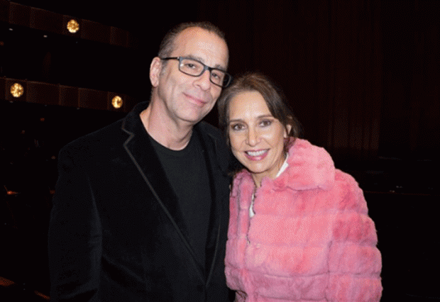 마크 코프먼(왼쪽)이 9일 미국 뉴욕 링컨 센터 데이비드 H. 코흐 극장(David H. Koch Theater)에서 션윈을 관람했다. (Pamela Tsai/Epoch Times)