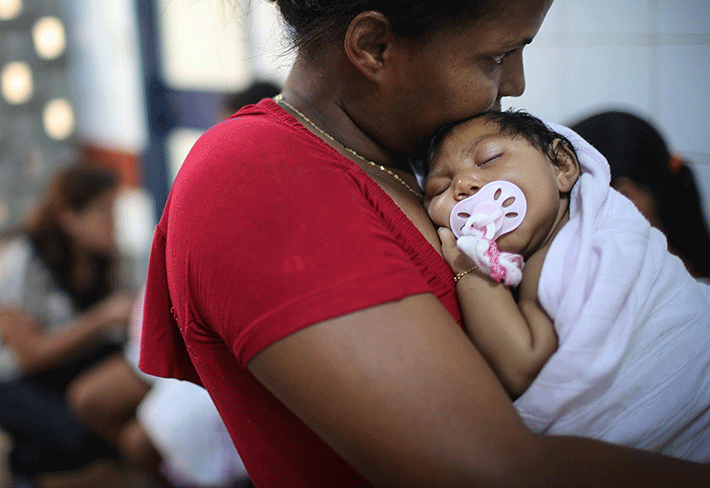 브라질에서 소두증을 갖고 태어난 생후 2달된 손녀를 안고 있는 할머니. (Getty Images)