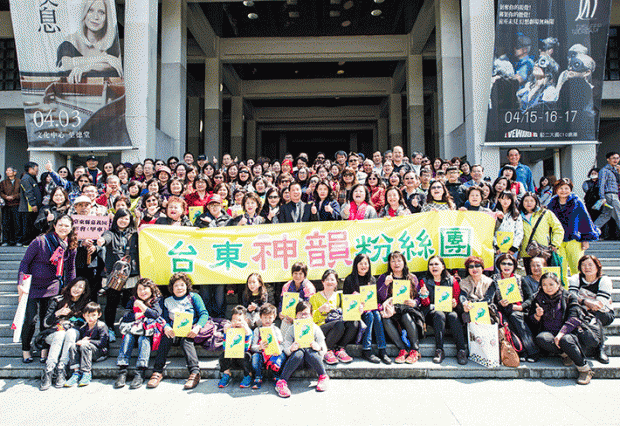 장궈저우 타이둥 시장은 시청 공무원과 시민 500여 명과 함께 즐거운 션윈관람 나들이를 했다. (사진=정순리(郑顺利) 기자)