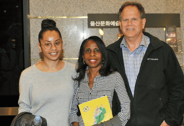 울산 문수중학교 영어교사인 카르멘 스튜어트 씨(왼쪽)는 미국 캘리포니아에서 한국에 방문한 부모님과 함께 션윈을 관람 한 후, "학생들에게도 보여주고 싶은 공연"이라고 말했다. (정인권 기자)